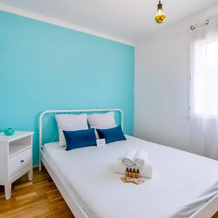 Апартаменты Charming Flat With Balcony And Parking At The Heart Of Giens - Welkeys *