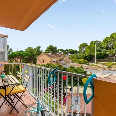 Апартаменты Charming Flat With Balcony And Parking At The Heart Of Giens - Welkeys
