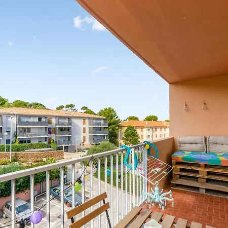 Charming Flat With Balcony And Parking At The Heart Of Giens - Welkeys