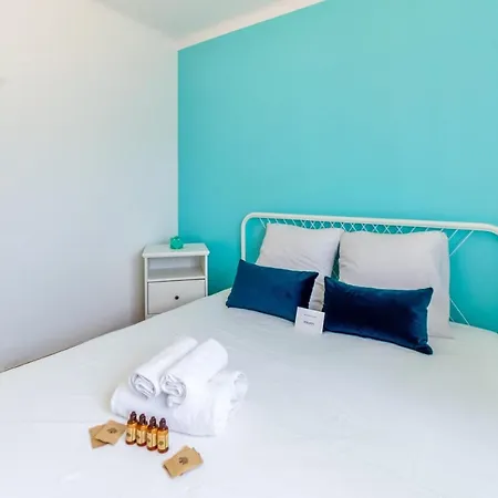 Charming Flat With Balcony And Parking At The Heart Of Giens - Welkeys * Йер
